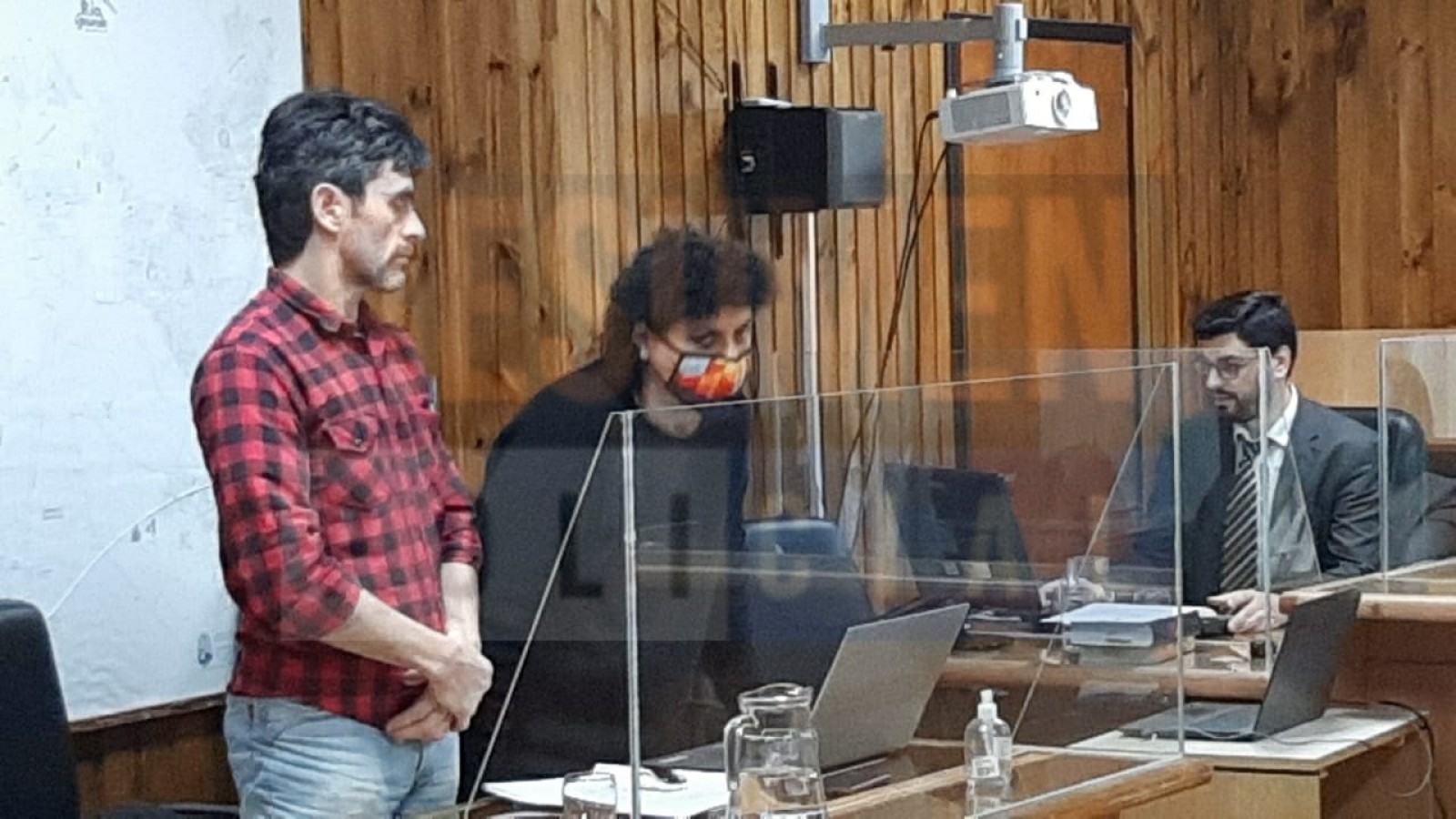 Pidieron penas de entre 13 y 8 años de prisión para el hombre acusado del abuso sexual de su hijastra